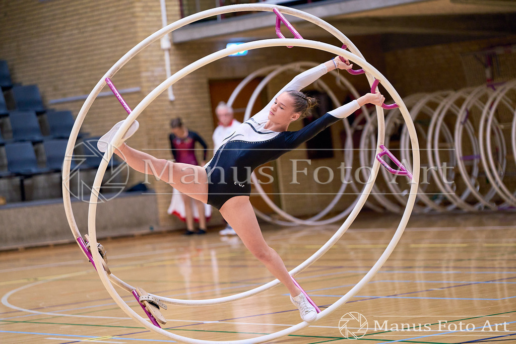 2024-11-09-4-D-DSC01386 | Professionelle Sportfotografie in Hamburg, Schleswig-Holstein und Niedersachsen – spezialisiert auf Rhönrad, Geräteturnen, Leistungsturnen und rhythmische Sportgymnastik. Bundesweite Begleitung von Rhönrad-Events. Jetzt Sport-Fotos - Realisiert mit Pictrs.com