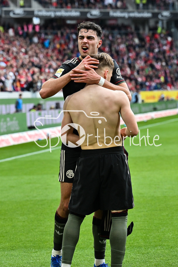 SC Freiburg - FC Bayern München | FREIBURG, GERMANY - 04. APRIL: Jubel der Bayern nach dem Treffer zum 2-3 durch Lennart KARL (FC Bayern Munich 42) / Tor / Torschuetze / Freude / Happy / während dem Bundesligamatch zwischen dem SC Freiburg und dem FC Bayern München am 28. Spieltag im Europa-Park Stadion / DFL REGULATIONS PROHIBIT ANY USE OF PHOTOGRAPHS AS IMAGE SEQUENCES AND/OR QUASI-VIDEO
