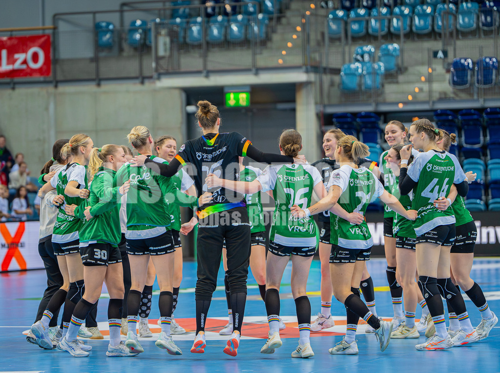 Handball I Frauen I Saison 2025-2026 I 1. HBF I 15. Spieltag I VFL Oldenburg - SV Union Halle-Neustadt 0114 | Freude, Emotionen, Erleichterung VfL Oldenburg Frauen - Realisiert mit Pictrs.com
