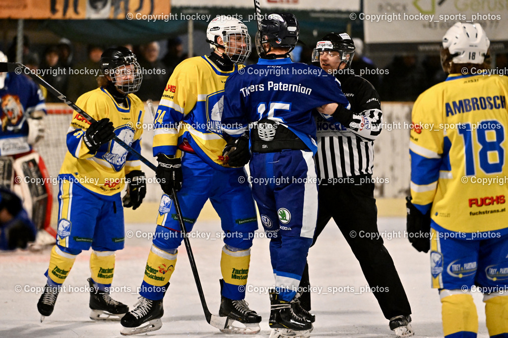 ELV Zauchen vs. EC Tigers Paternion  | #95 Krumpl Kevin ELV Zauchen, #74 Spitzer Patrick ELV Zauchen, #15 Rauter Johann EC Tigers Paternion, #18 Ambrosch Matthias ELV Zauchen, ALTERSBERGER Roland Referee, ELV Zauchen vs. EC Tigers Paternion , ELV Zauchen vs. EC Tigers Paternion  am 02.01.2025 in Eisoval Zauchen (Stadthalle Villach), Austria, (Photo by Bernd Stefan)
