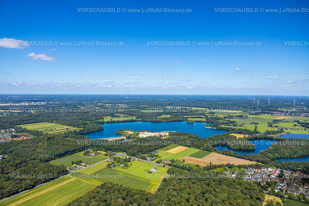 Voerde240802911StrandbadTenderingssee_Freibad | Luftbild, Strandbad Tenderingssee, Fernsicht und Übersicht über See und Strand, Freibad am Tender, Formen und Farben, Möllen, Voerde, Ruhrgebiet, Nordrhein-Westfalen, Deutschland