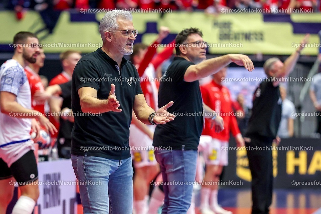 EHF20012602113 | 20.01.2026, Handball, Men's EHF EURO 2026, Dänemark - Portugal, Jyske Bank Boxen in Herning, Dänemark, Preliminary Round:  Headcoach Paulo Jorge Moura Pereira (Portugal #hc) gestikulierend am Spielfeldrand  