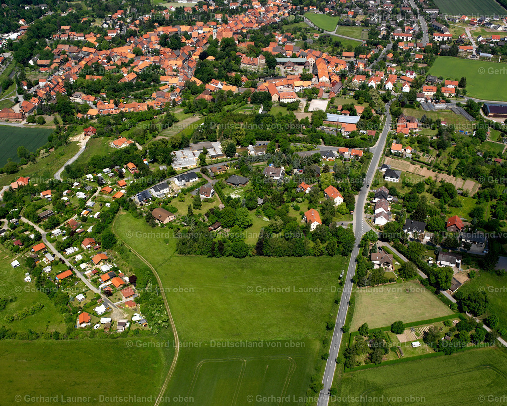 2638176 | HORNBURG 09.06.2006 Ortsansicht am Rande von landwirtschaftlichen Feldern und Nutzflächen  in Hornburg im Bundesland Niedersachsen, Deutschland // Village view on the edge of agricultural fields and land  in Hornburg in the state Lower Saxony, Germany Foto: Gerhard Launer