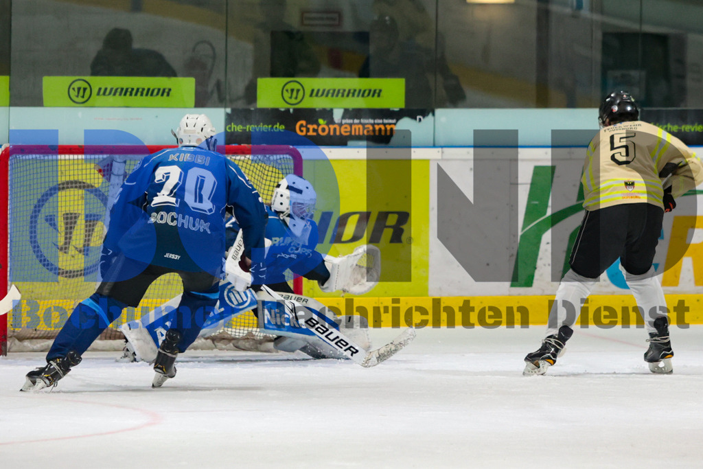 Benefiz-Eishockeyspiel der Polizei Bochum gegen die feuerwehr Duisburg {date} -  | {headline}



(Foto: Sebastian Sendlak / BOND)

 - Realisiert mit Pictrs.com