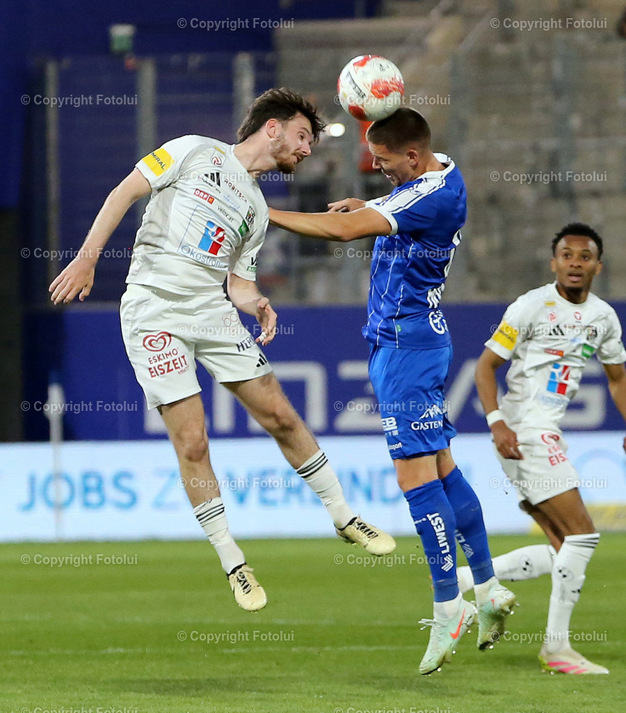 A_LUI_120425_17 | SPORT,FUSSBALL ADMIRAL BUNDESLIGA BLAU WEISSLINZ -RZ PELLETS WAC IM BILD: MARTIN MOORMANN (BLAU WEISS) UND  THOMAS SABITZER  (WAC) FOTO:  FOTOLUI/MW