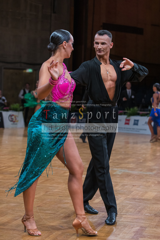 20250820_WDSF-Open-Latin-Rising Stars_1948 | Tanzsportbilder, Standardtanz, Lateintanz, WDSF, DTV, LTVB, dancecomp, goc, hessen tanzt, blaues band der spree, walzer, tango, wiener walzer, slowfox, quickstepp, samba, rumba, cha-cha-cha, paso doble. jive, hd-kroft photography, turniertanzsport