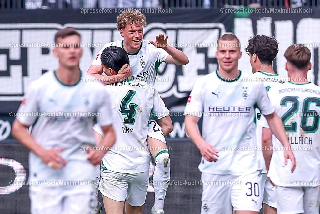 BMG16052601086 | 16.05.2026, Fußball, Borussia Mönchengladbach - TSG 1899 Hoffenheim, 1. Fußball Bundesliga, 34.Spieltag, Borussia-Park, Saison 2025 2026: Torjubel nach dem Tor zum 4:0 durch Torschütze Robin Hack&nbsp;(Borussia Mönchengladbach #25) zusammen mit Kevin Diks&nbsp;(Borussia Mönchengladbach #04)    DFB regulations prohibit any use of photographs as image sequences and or quasi-video.