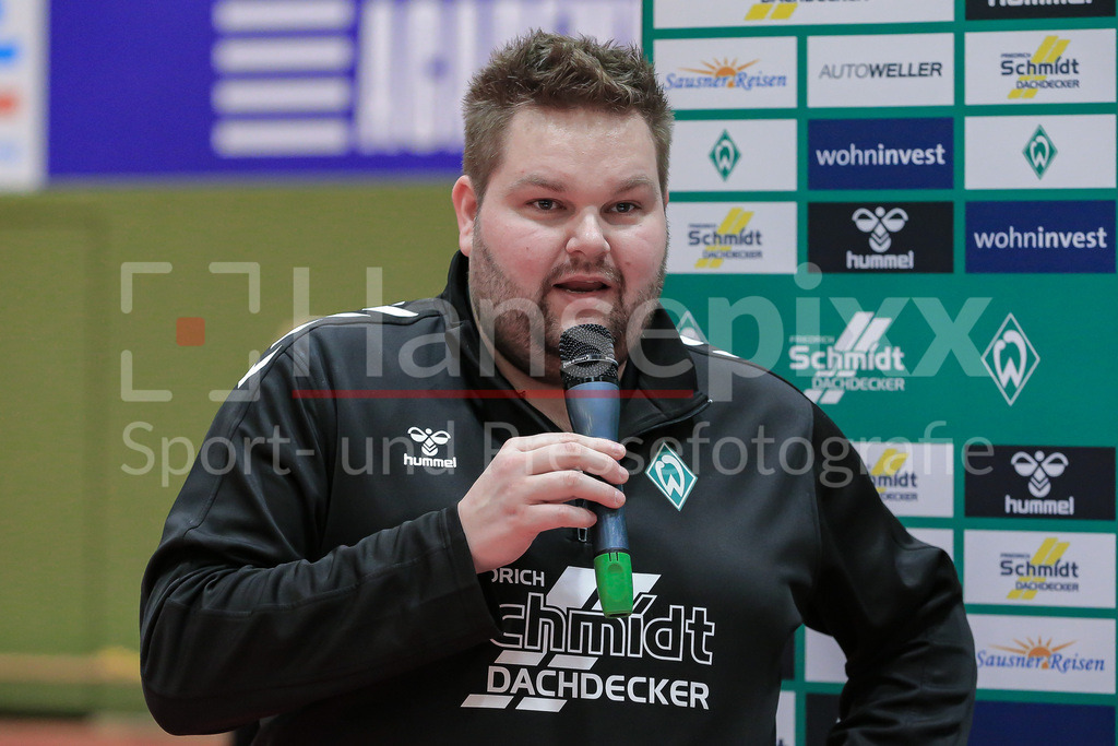 Handball, 2. Bundesliga Frauen, SV Werder Bremen - TuS Lintfort | v.li.: Timm Dietrich (Trainer, Cheftrainer, SV Werder Bremen) während der Pressekonferenz nach dem Spiel