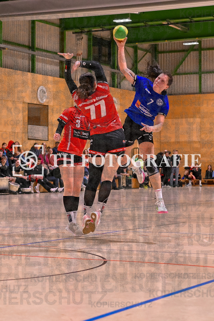 GER, SG Maulburg/Steinen - TuS Helmlingen, Handball, Suedbadenliga, 14. Spieltag, Saison 2023/2024, 17.02.2024 | Geraldine Kimmer (TuS Helmlingen, #07) wirft naehe Kreis gegen Sharena Hasler (SG Maulburg/Steinen, #77)

GER, SG Maulburg/Steinen - TuS Helmlingen, Handball, Suedbadenliga, 14. Spieltag, Saison 2023/2024, 17.02.2024

Foto: TH Fotografie/Thomas Hess
