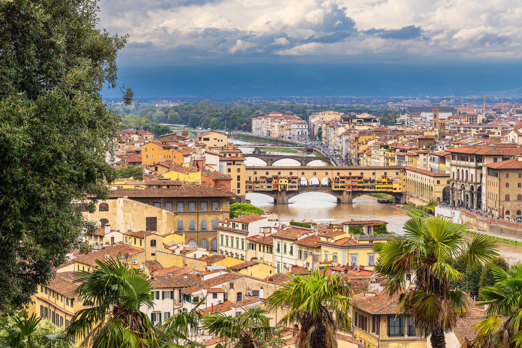 Blick auf die Brücke Ponte Vecchio in Florenz, Italien | Blick auf die Brücke Ponte Vecchio in Florenz, Italien.