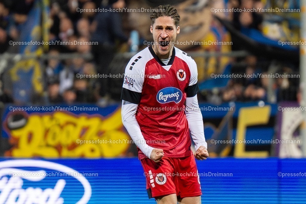 xYDR2802250101029 | 28.02.2025, xydrx, Fußball, Viktoria Köln - 1.FC Saarbrücken, 3.Liga, Sportpark Höhenberg, Saison 2024 2025: Donny Bogicevic (Viktoria Köln #8) jubelnd über sei Tor zum 1-1. DFB regulations prohibit any use of photographs as image sequences and or quasi-video.