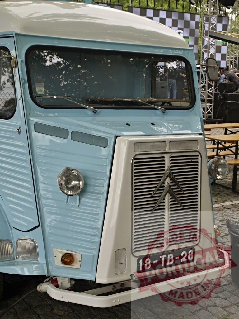 Citroen H Van classic light blue food truck | Citroen H Van vintage vehicle painted light blue and white, serving street food - Realisiert mit Pictrs.com