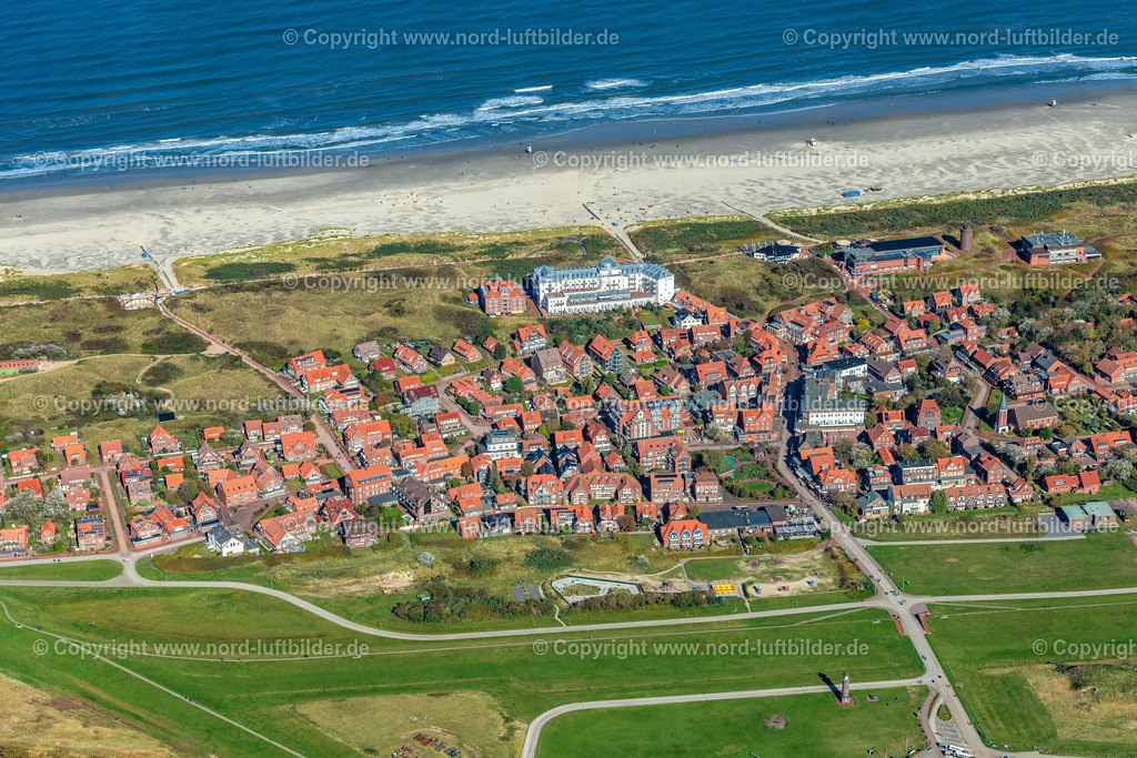 Juist_Ortsansicht_ELS_5727091022 | JUIST 09.10.2022 Ortsansicht der Straßen und Häuser der Wohngebiete in Juist im Bundesland Niedersachsen, Deutschland. // Town View of the streets and houses of the residential areas in Juist in the state Lower Saxony, Germany. Foto: Martin Elsen