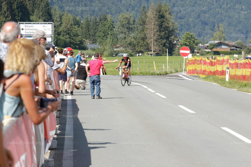 1196_20230817_Bewerb_Maenner_Muehlanger | AUT - OESTERREICH, 2023-08-16: SPORT RENNRAD-FAHREN - 55. INTERNATIONALER RADWELTPOKAL IN ST. JOHANN IN TIROL  - Vintage-Radrennen mit WM-Bronze-Medaillen-Siegerin Christina Schweinberger, den Teilnehmer und Alexander Baumann (vom Orginastions-Team) - TAG 2 BEWERB MAENNER IN SECHS GRUPPEN  ; Foto: Roland Muehlanger
