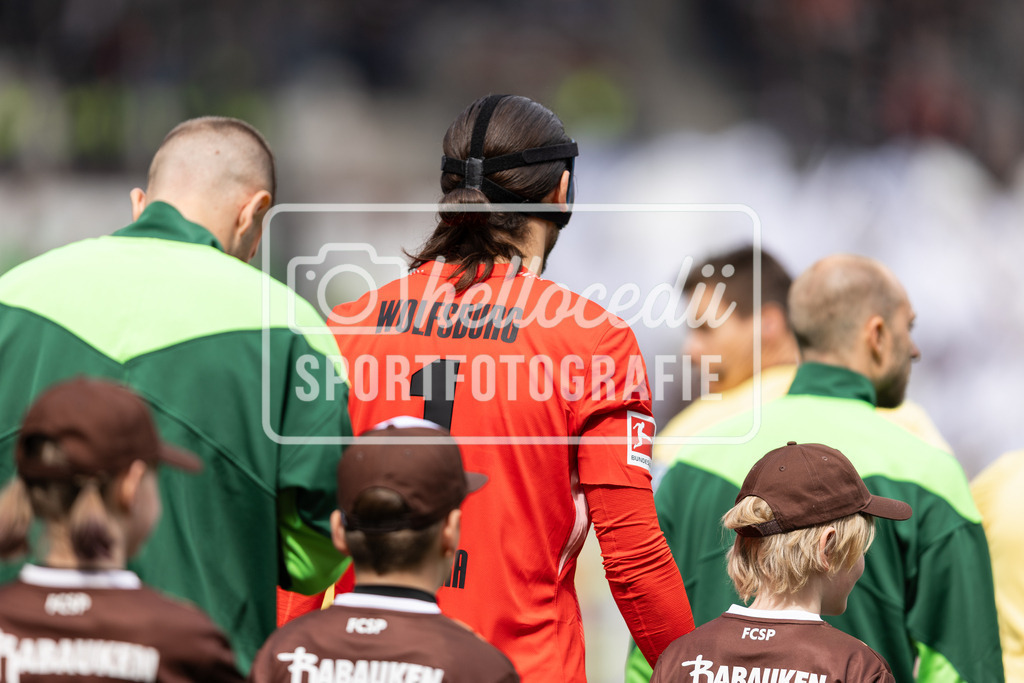 Fußball I Männer I Saison 2025-2026 I Bundesliga I FC St. Pauli - VfL Wolfsburg I 12803 | realhellocedii - Realisiert mit Pictrs.com