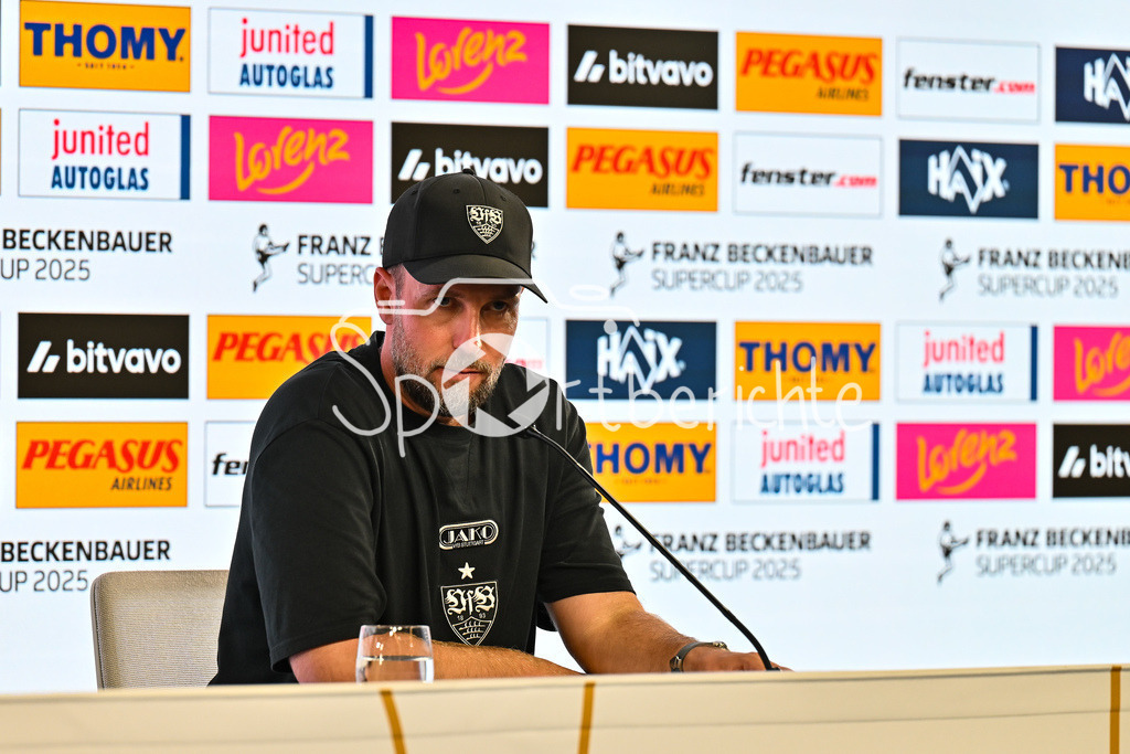 VfB Stuttgart - FC Bayern München | im Bild Sebastian HOENESS Trainer VfB Stuttgart auf der Pressekonferenz nach dem Franz Beckenbauer Superucp / Franz-Beckenbauer Supercup: VfB Stuttgart - FC Bayern München; MHP Arena am 16.08.2025 / Einzelfoto / Freisteller