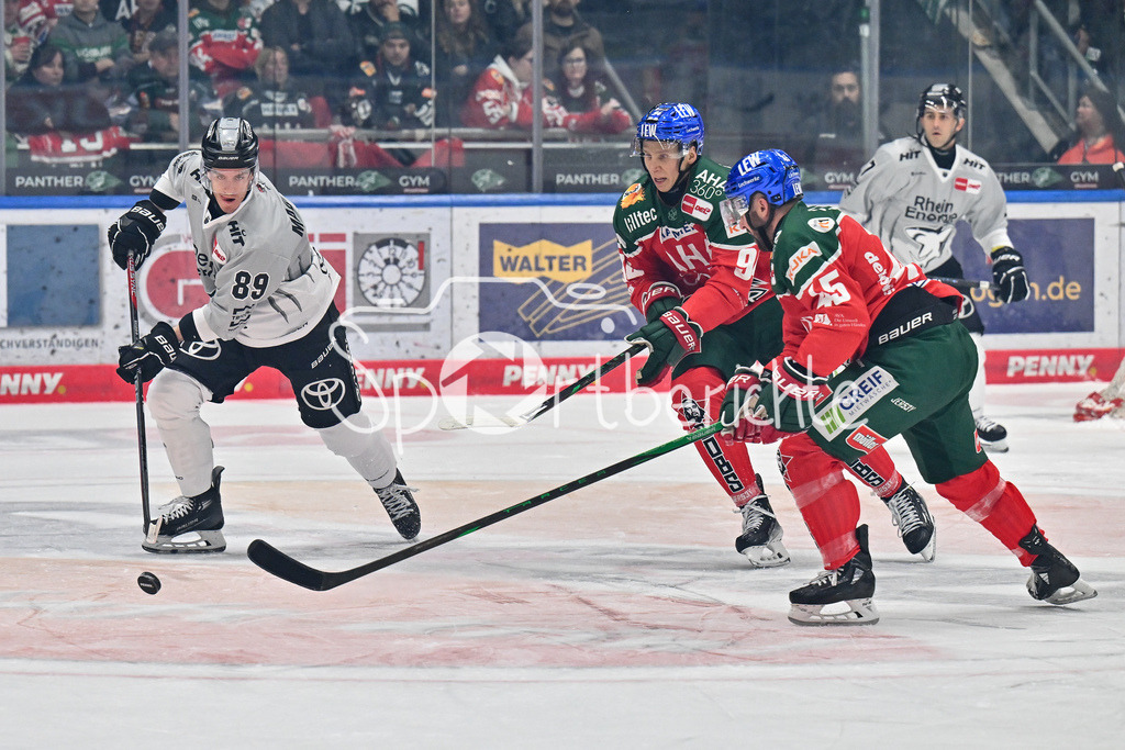 Augsburger Panther - Kölner Haie | im Duell Gregor MAECLEOD (Koelner Haie #89) und Jason BAST (Augsburger Panther #45) / Zweikampf / DEL: Augsburger Panther - Kölner Haie, Curt Frenzel Stadion am 29.09.2024