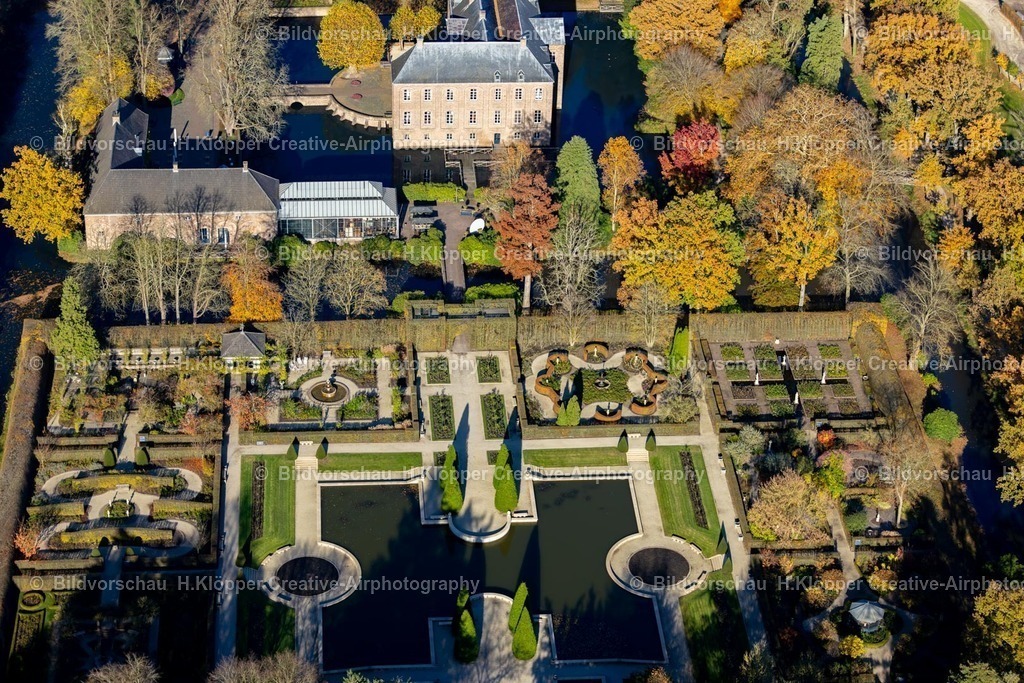 Luftbilder Arcen Limburg-7587 | Luftbildfotografie Herbstluftbild Wassergraben mit Wasserschloß Schloss Kasteeltuinen Arcen in Arcen in Limburg, Niederlande - Realisiert mit Pictrs.com