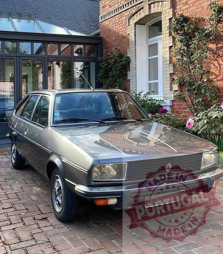 Renault 20 classic car parked on brick driveway | Renault 20 hatchback parked in front of a traditional brick house - Realisiert mit Pictrs.com