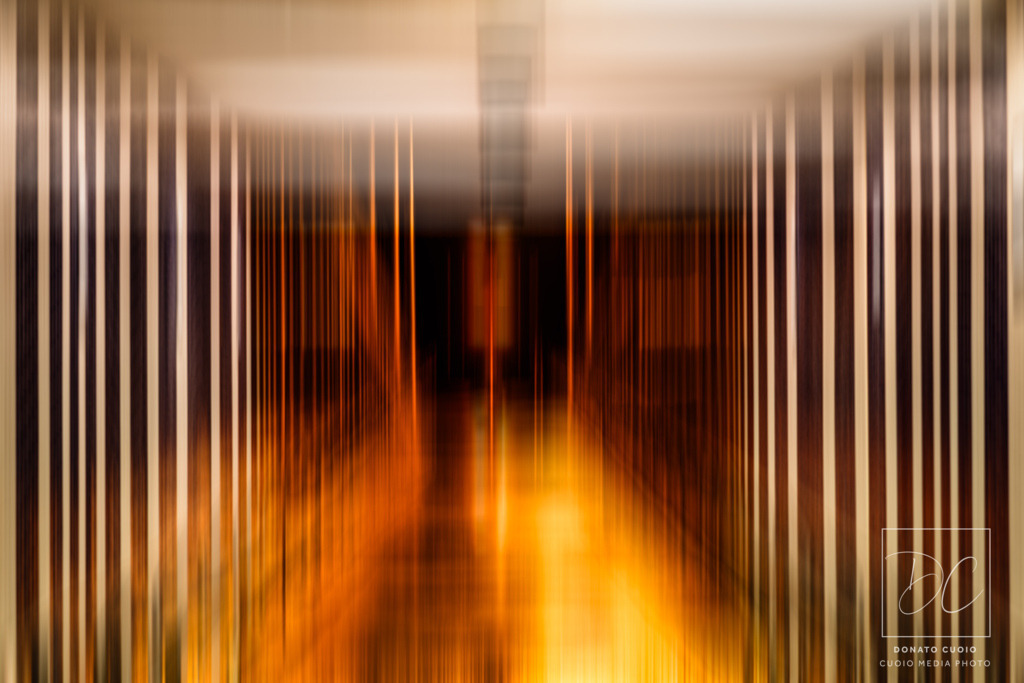 Himmel & Hölle | Das Bild zeigt die Nähe und den fließenden Übergang zwischen den Extremen Himmel und Hölle, sowie Genie und Wahnsinn. Es regt dazu an, über die feinen Grenzen zwischen diesen Gegensätzen nachzudenken.Tauche ein in die faszinierende Darstellung von "Himmel & Hölle", einem Fine Art Print, der die Dualität und den schmalen Grat zwischen Extremen aufzeigt. Dieses Kunstwerk kombiniert digitale Kunst mit Bewegungsunschärfe, um die Dynamik und Spannung zwischen den Polen zu verdeutlichen.Dieses Kunstwerk eignet sich hervorragend für Kunstliebhaber, die sich mit den Gegensätzen des Lebens auseinandersetzen und eine tiefgründige Wanddekoration suchen. - Realisiert mit Pictrs.com