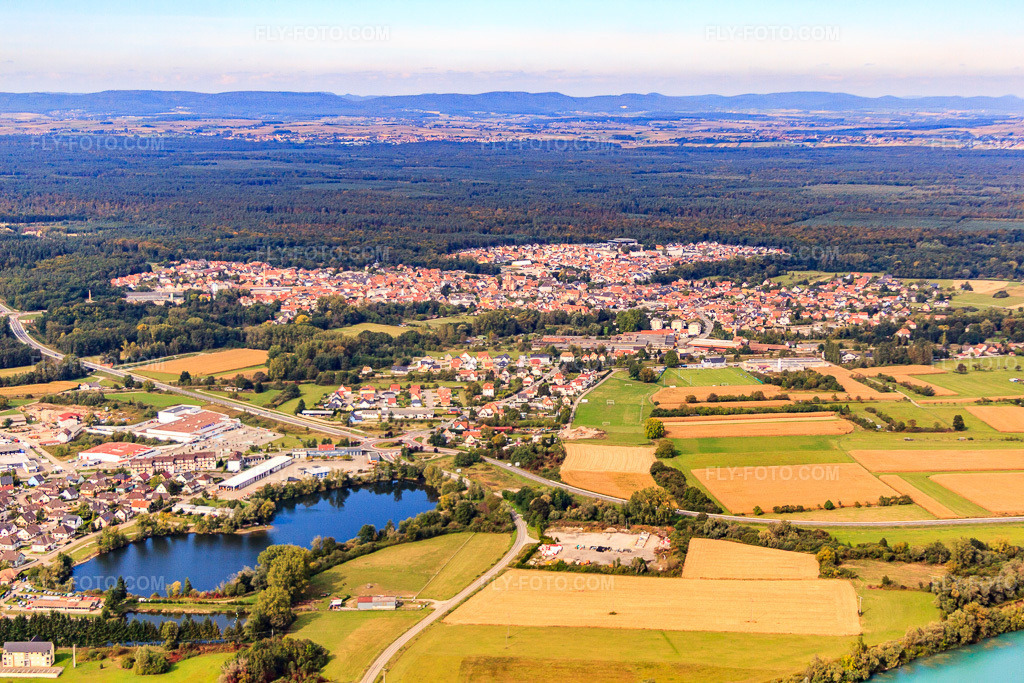 Aerial view: View of the town from the south along the D1063 in Soufflenheim in the state Bas-Rhin, France. – Photo: IMG_53479.jpg taken on 09/30/2012 by Werner Riehm/FLY-FOTO.com – Resolution of the original: 4752 x 3168 px
