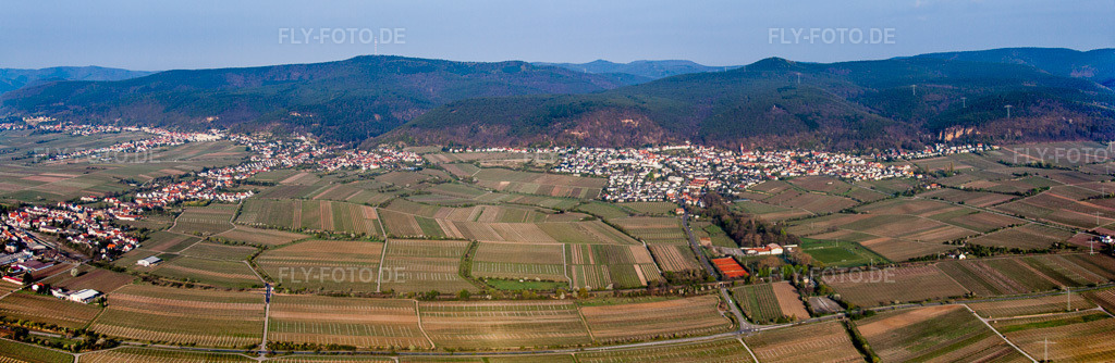 Luftbild: Panorama Perspektive der Weinbergen am Haardtrand im Ortsteil Gimmeldingen an der Weinstraße im Ortsteil Königsbach in Neustadt im Bundesland Rheinland-Pfalz in Deutschland. Foto: IMG_49620-Bearbeitet.jpg vom 13.04.2012 durch Werner Riehm/FLY-FOTO.deAuflösung des Originals: 8614 x 2813 px