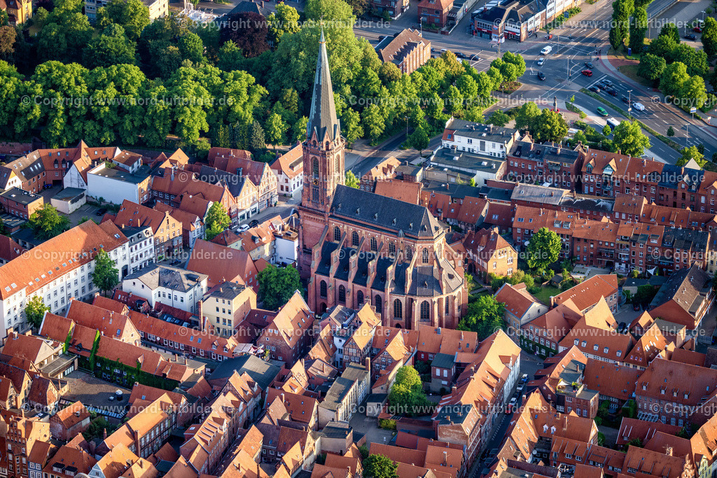 Lüneburg_Stnicolai_ELS_9954050623 | LüNEBURG 05.06.2023 Kirchengebäude von " St. Nicolai " im Altstadt- Zentrum der Innenstadt in Lüneburg im Bundesland Niedersachsen, Deutschland. // Church building of " St. Nicolai " in Old Town- center of downtown in Lueneburg in the state Lower Saxony, Germany. Foto: Martin Elsen