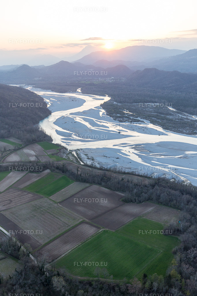 Vue aérienne: Vue de la ville à Cimano dans le département Frioul-Vénétie Julienne, Italie. Photo: IMG_105616.jpg prise le 07/04/2018 par Werner Riehm/FLY-FOTO.eu – Résolution de l'original: 3648 x 5472 px