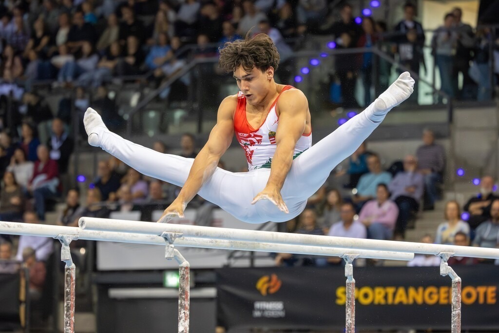 Stuttgart: DTB-Pokal 2026, Gerätfinals | Stuttgart: DTB-Pokal 2026, Gerätfinals***Aron Zsolt Horvath (Ungarn) am Barren  - Realisiert mit Pictrs.com
