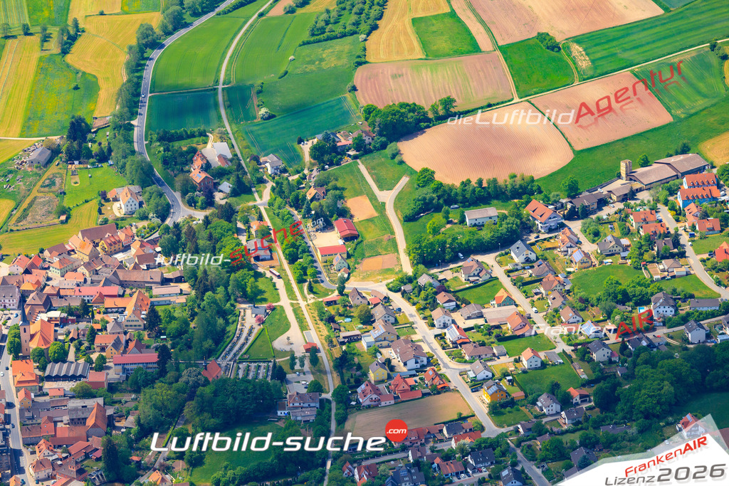 Die Luftaufnahme der Stadt Burgwindheim wurde vom UL-Flugzeug heraus erstellt ( keine Drohne )- hohe Auflösung für beste Qualität