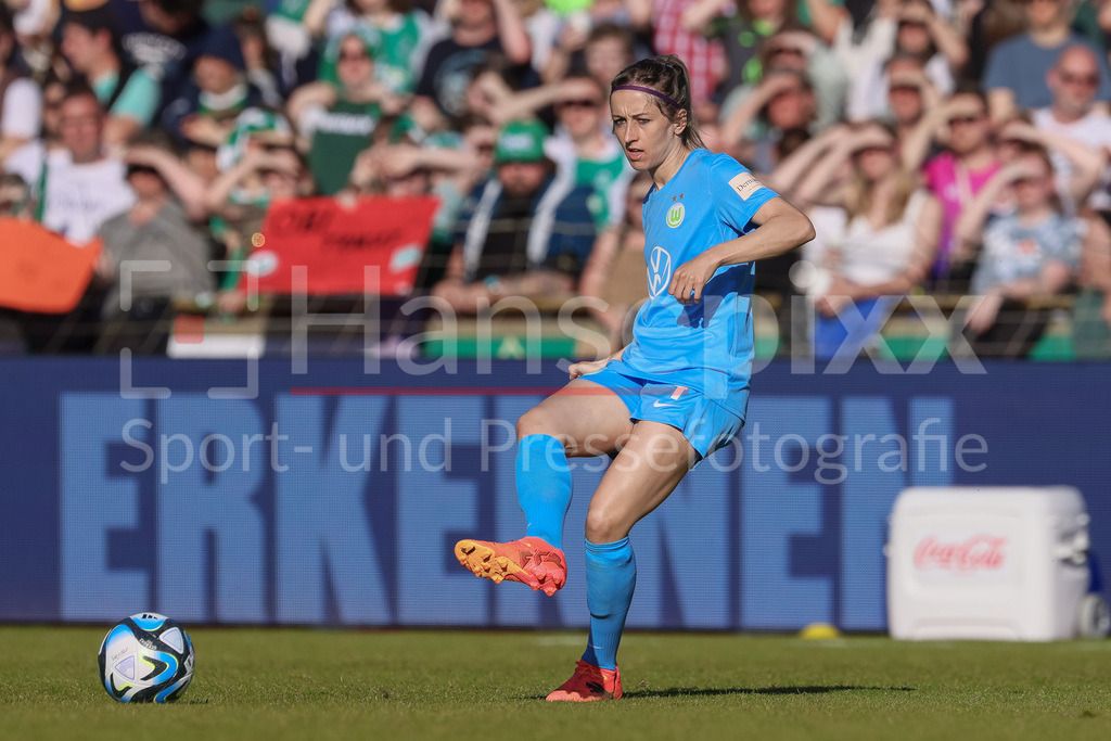 Fussball, Google Pixel Frauen-Bundesliga, SV Werder Bremen - VfL Wolfsburg | v.li.: Kathrin Hendrich (Kathy, VfL Wolfsburg, 4) am Ball, Freisteller, Einzelbild, Ganzkörper, Aktion, Action, Spielszene, DIE DFB-RICHTLINIEN UNTERSAGEN JEGLICHE NUTZUNG VON FOTOS ALS SEQUENZBILDER UND/ODER VIDEOÄHNLICHE FOTOSTRECKEN. DFB REGULATIONS PROHIBIT ANY USE OF PHOTOGRAPHS AS IMAGE SEQUENCES AND/OR QUASI-VIDEO.