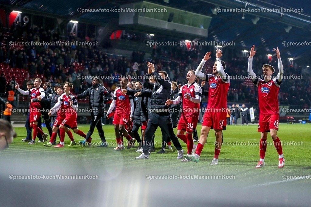 FCVK14022501109 | 14.02.2025, Fußball, FC Viktoria Köln – Alemannia Aachen, 3.Liga, Sportpark Höhenberg, Saison 2024 2025: Abschlussjubel nach dem 3:1 Sieg für Viktoria Köln. Die Mannschaft steht jubelnd zusammen auf dem Spielfeld und bedankt sich bei den Fans für die Unterstützung. rechts: Tobias Eisenhuth (Viktoria Köln #21), Lex-Tyger Lobinger (Viktoria Köln #9), Bryan Henning (Viktoria Köln #6)DFB regulations prohibit any use of photographs as image sequences and or quasi-video.