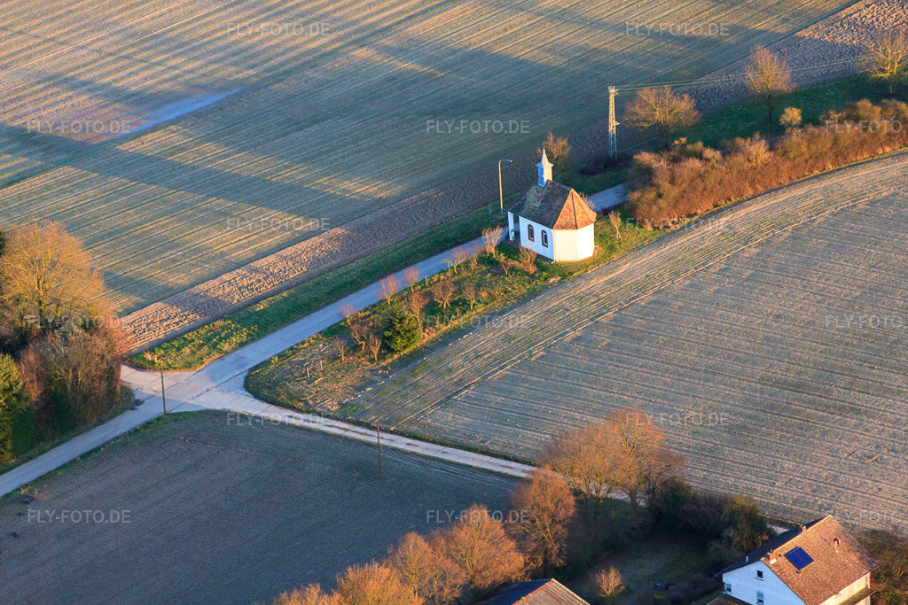 Luftbild: Arme-Seelen-Kapelle am Knittelsheimer Weg in Herxheimweyher im Bundesland Rheinland-Pfalz in Deutschland.Foto: IMG_62288.jpg vom 23.02.2014 durch Werner Riehm/FLY-FOTO.deAuflösung des Originals: 4752 x 3168 px