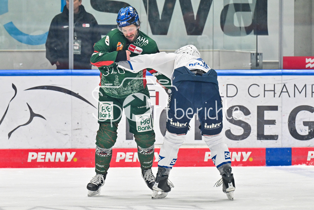 Augsburger Panther - Adler Mannheim | AUGSBURG, GERMANY - 28. DECEMBER: im Bild der Faustkampf zwischen Dan RENOUF (Adler Mannheim 4) und Joseph CRAMAROSSA (Augsburger Panther 92) / Fight / Kampf / Kämpfen / Schlägerei während dem Match zwischen den Augsburger Panthern und den Adler Mannehim am 33. Spieltag der Penny DEL im Curt Frenzel Stadion