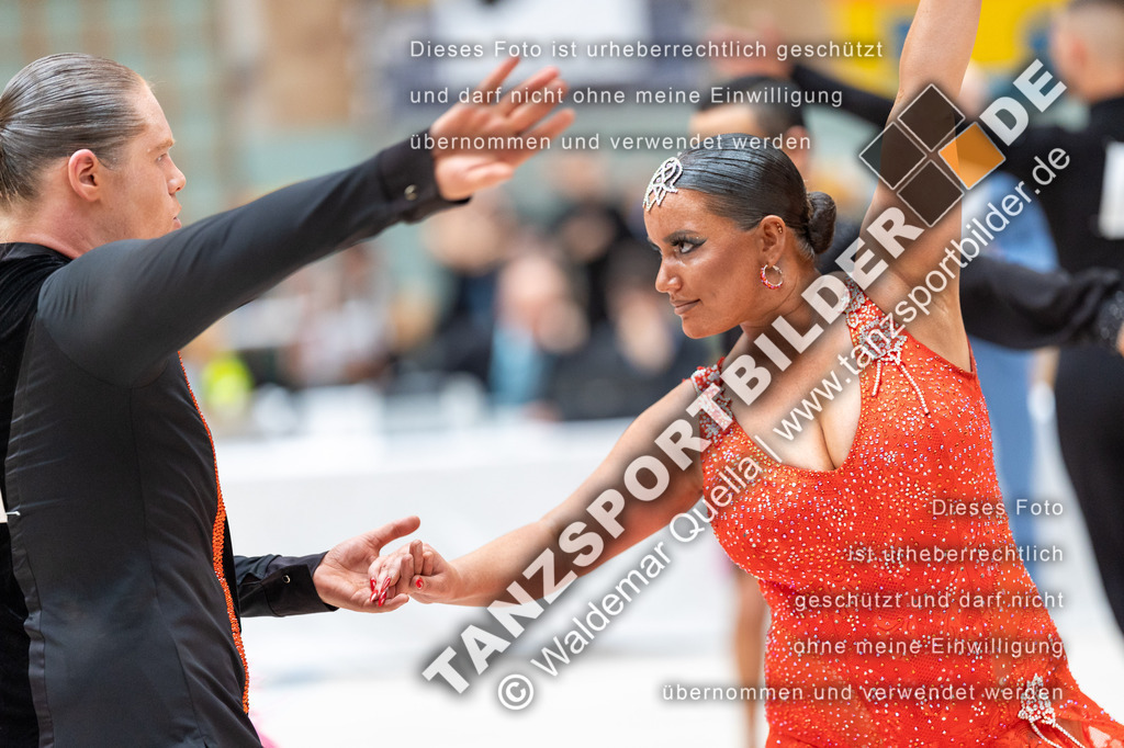 20240810-00892 | Hier finden Sie Tanz Bilder vom Latein und Standard Formationen tanzen. Sportbilder vom Tanzsport. Schöne Fotos und von Weltmeisterschaft, Europameisterschaft, Bundesliga, Regionalliga, Oberliga und Landesliga sowie von GOC Stuttgart, DanceComp, WM Bremen