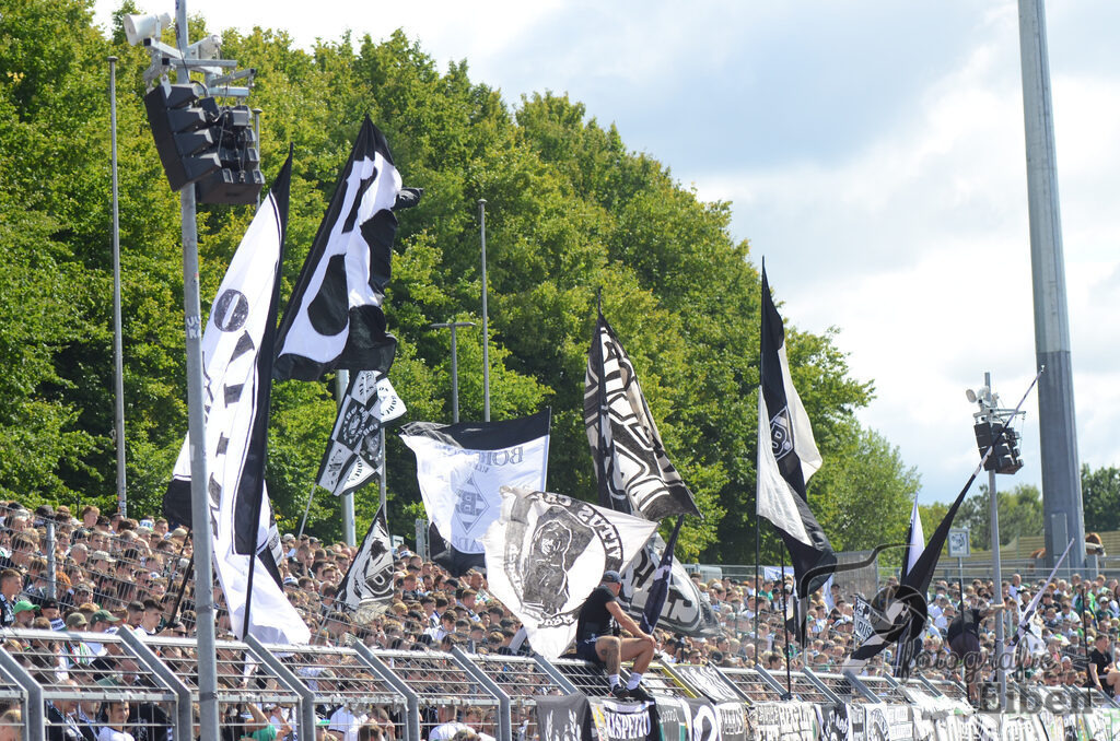 SV Atlas-Delmenhorst-Borussia Mönchengladbach | DFB-Pokal 1. Runde;SV Atlas Delmenhorst (gelb)-Borussia Mönchengladbach (schwarz) am 17.08.2025 in Oldenburg (Marschweg-Stadion), Photo: Philip Eiben 2025 - Realisiert mit Pictrs.com