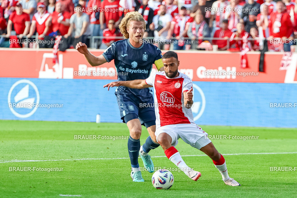 Rot-Weiss Essen - TSV 1860 München - 3.Liga | Essen, Deutschland, 01.08.2025Jesper Verlaat (1860 München) im Zweikampf mit Ramien Safi (Rot Weiss Essen)während des 3.Liga Spiels zwischen Rot-Weiss Essen- TSV 1860 München im Stadion an der Hafenstraße am 01.08.2025 in Essen. (Foto von Timo Bluhmki-Schmidt/ Brauer-Fotoagentur)