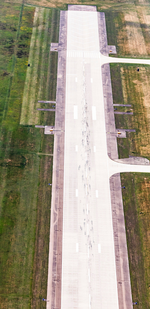 dr__dsc4503.jpg | MANCHING 20.06.2018 Start- und Landebahnen mit Rollwegen Hangaranlagen und Terminals auf dem Gelände des Flughafen - Flugplatz Ingolstadt-Manching in Manching im Bundesland Bayern. // Runway with hangar taxiways and terminals on the grounds of the airport in Manching in the state Bavaria. Foto: Daniel Reiter