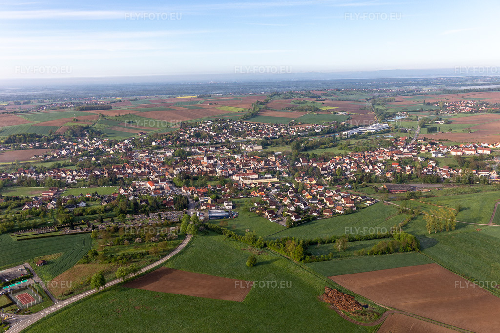 Vue aérienne: Vue de la ville à Soultz-sous-Forêts dans le département Bas Rhin, France. Photo: IMG_113815.jpg prise le 29/04/2019 par Werner Riehm/FLY-FOTO.eu – Résolution de l'original: 5472 x 3648 px