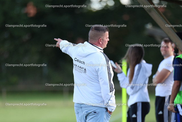 Fußball I Herren I Saison 2025-2026 I Kreisklasse A Süd-Ost I 6. Spieltag I SG Scharbeutz-Pönitz - VfL Bad Schwartau I 13.09.2025.090 | Christian Strungat (Trainer, SG Scharbeutz/Pönitz) - Realisiert mit Pictrs.com