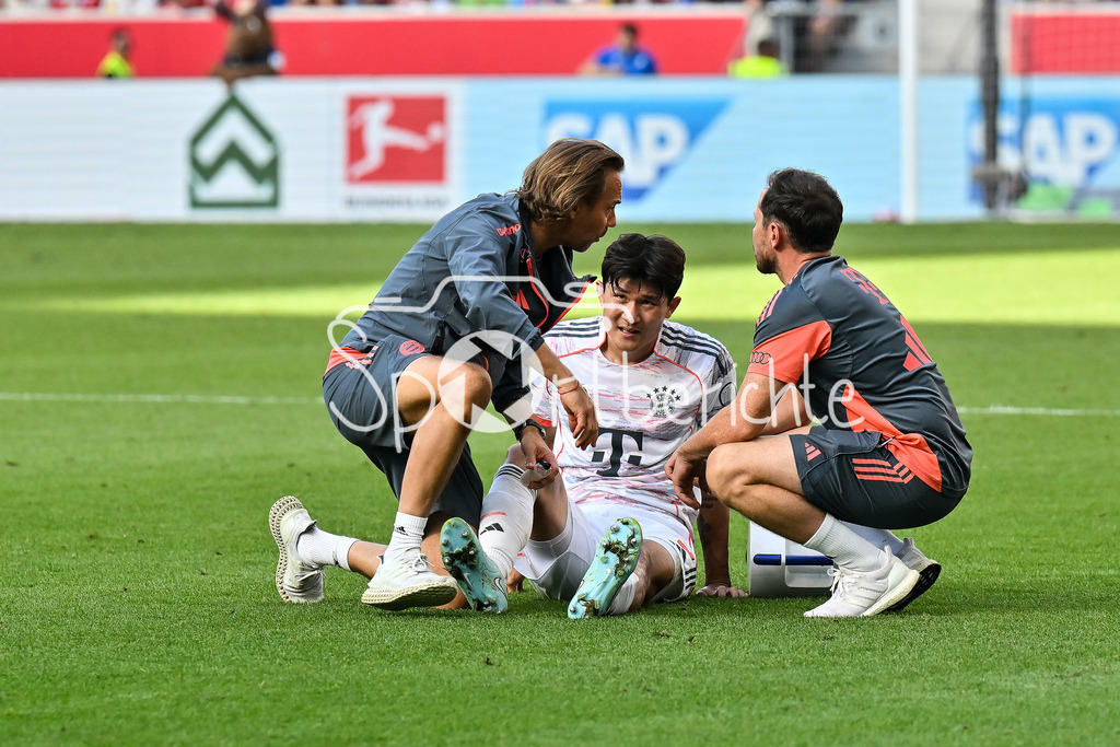TSG 1899 Hoffenheim - FC Bayern München | der angeschlagene Minjae KIM (FC Bayern Muenchen 3) wird auf dem Platz behandelt / Bundesliga: TSG 1899 Hoffenheim - FC Bayern München; PreZero-Arena am 20.09.2025 / DFL REGULATIONS PROHIBIT ANY USE OF PHOTOGRAPHS AS IMAGE SEQUENCES AND/OR QUASI-VIDEO
