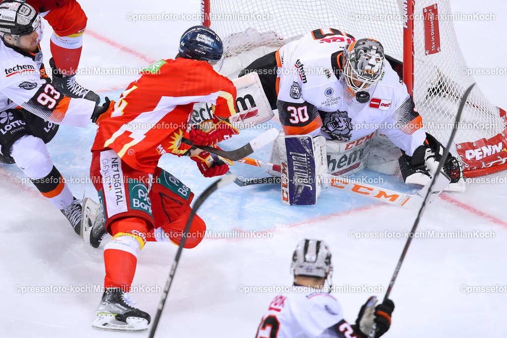 DueDEL07032301013 | Düsseldorf, 07.03.2023, Eishockey, Penny DEL, 1. Runde Pre-Playoffs, PSD-BANK Dome, Düsseldorfer EG - Löwen Frankfurt: Josef Eham von Düsseldorfer EG schießt den Puck auf das Tor von Jake Hildebrand, Torhüter von Löwen Frankfurt
