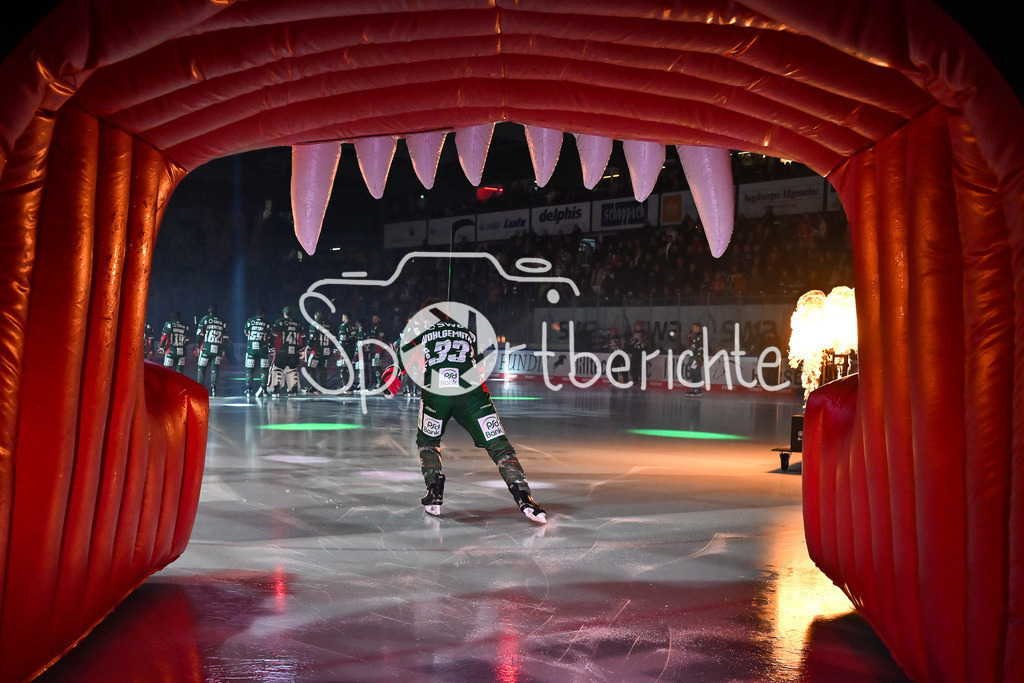 Augsburger Panther - Dresdner Eislöwen | AUGSBURG, GERMANY - 04. DECEMBER: Der Einlauf der Panther vor dem Match zwischen den Augsburger Panthern und den Dresdner Eislöwen am 25 Spieltag der PENNY DEL im Curt Frenzel Stadion / Tim WOHLGEMUTH (Augsburger Panther 33)