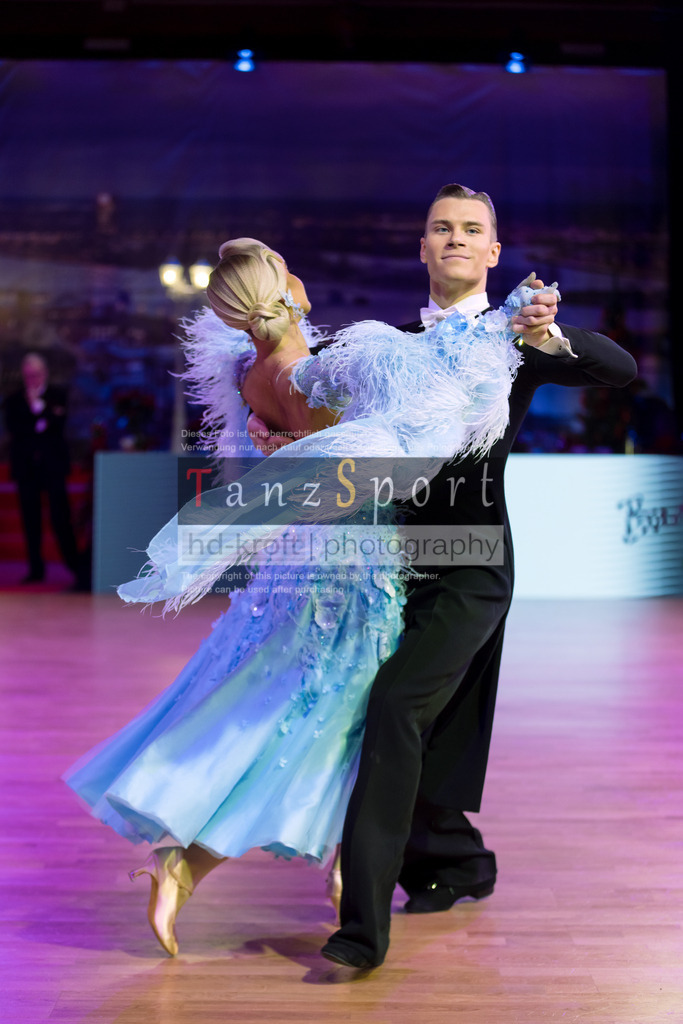 20241215_WDSF_Int_Open_Std-Riga-8734 | Tanzsportbilder, Standardtanz, Lateintanz, WDSF, DTV, LTVB, dancecomp, goc, hessen tanzt, blaues band der spree, walzer, tango, wiener walzer, slowfox, quickstepp, samba, rumba, cha-cha-cha, paso doble. jive, hd-kroft photography, turniertanzsport