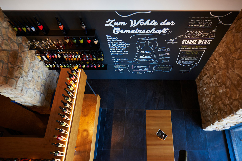 Gölles Verkostungsraum von oben | Riegersburg, Austria - September 12, 2018: Gölles Manufaktur; Edelbrand- und Likörverkostung, von oben. - Realisiert mit Pictrs.com