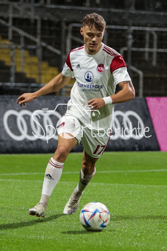 FC Bayern Amateure - 1. FC Nuernberg II | Jannik Hofmann (FCN #17) am Ball