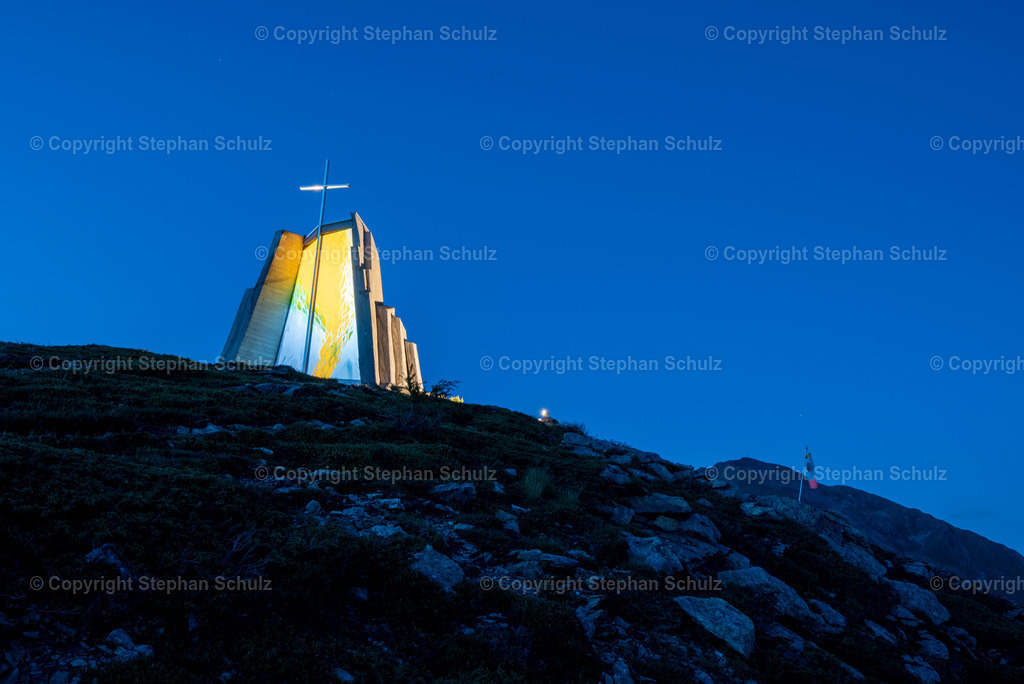 Alpenüberquerung - Fernwanderweg E5 | Die Gegenwartskapelle auf dem Krahberg steht direkt am Europäischen Fernwanderweg E5, der von Oberstdorf nach Meran führt. Die Kapelle wurde nach Entwürfen von Pfarrer Herbert Traxl errichtet. Sie wird nachts beleuchtet.  - Realisiert mit Pictrs.com