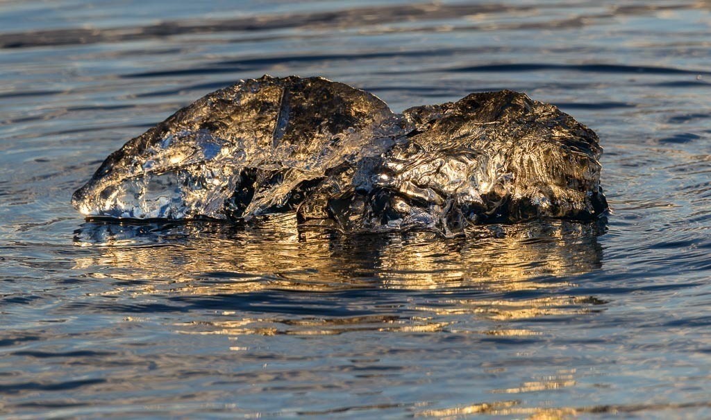 island-2019-306 | Als eine der bekanntesten Attraktionen Islands ist die Gletscherlagune tagsüber das Ziel Tausender Touristen. Ab dem späten Nachmittag wird es ruhiger, und mit sinkender Sonne steigen die Chancen auf eine fantastische Lichtstimmung. Die Sonne geht dann hinter den Gletschern unter. - Realisiert mit Pictrs.com