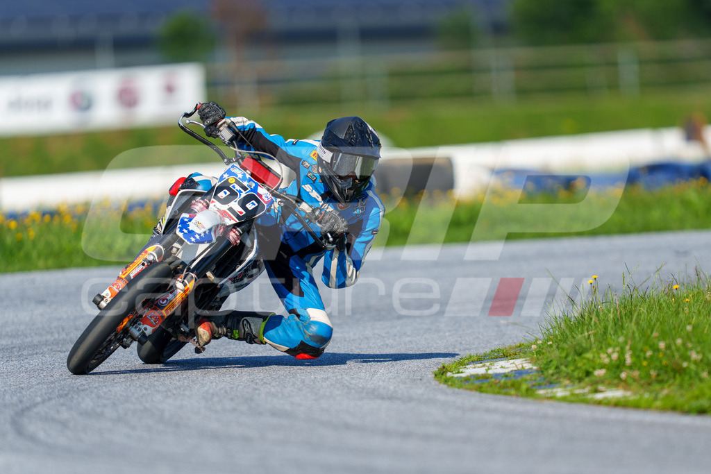 SuperMoto_Staatsmeisterschaft_Greinbach_001 | GRIPcapture steht für authentische Sportfotografie in Österreich – für Momente, die mehr sind als Geschwindigkeit oder Ergebnis. Es geht um Emotion, Spannung, Fokus und den Augenblick, der oft nur einen Wimpernschlag dauert.Ob Motorsport, Teamsport oder 