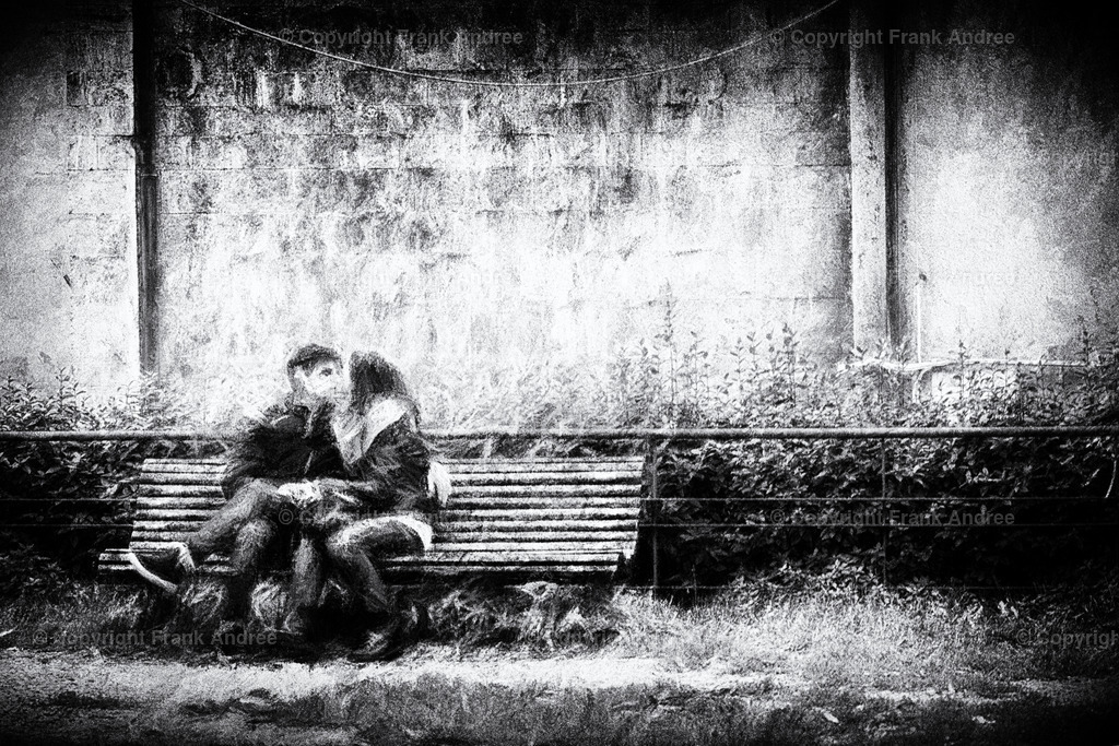 Kuss | Auf einer Bank in der Altstadt von Volterra sitzt ein junges Paar und küsst sich. Impressionistische Straßenfotografie aus Italien. - Realisiert mit Pictrs.com
